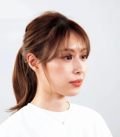 インスタでも大人気のヘアスタイリスト・保科真紀さんに、ヘアアレンジの大定番「ひとつ結び」が老け見え＆ダサ見えしないためのルールを教わりました♫