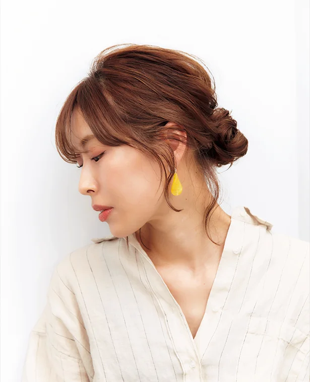 衿足の後れ毛は程よい長さに が正解 いい感じ な雰囲気美人のまとめ髪がすぐに手に入る レタスクラブ