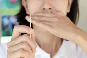 席でつま楊枝の使用は避けて！さっとお手入れしたい時の対処法／知らないと恥をかく大人のマナー（6）