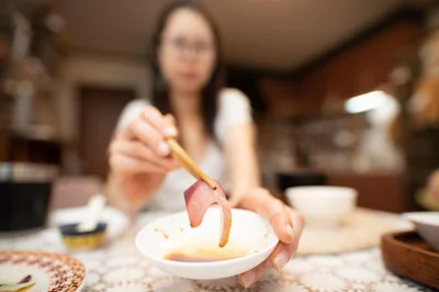 手で汁や食べものを受けない。刺身小皿は手に持って