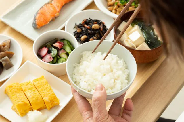 つやつやごはんにおかずをバウンド…は、NGだった!?／知らないと恥をかく大人のマナー（9）