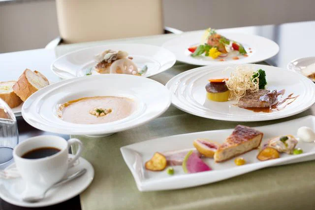 コース料理で提供されるパン、どのタイミングで食べ始めるべき？／知らないと恥をかく大人のマナー（15）