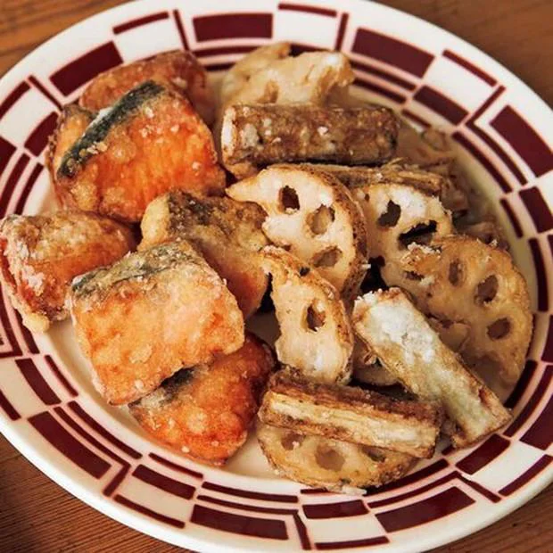 【画像を見る】香ばしい風味でご飯が進む「鮭と根菜の塩から揚げ」