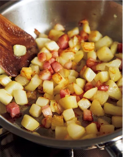 フライパンにオリーブ油をひいて具の材料を入れ、じゃがいもと玉ねぎとベーコンに焼き色がつくまでじっくり炒め、塩こしょうする