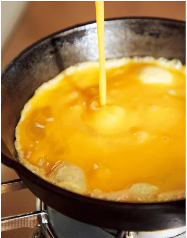 スキレットにバターを入れて熱し、溶けかかってきたら卵液を一気に入れる