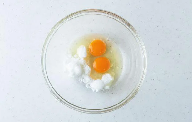 耐熱ボウルに卵、砂糖を入れてよく混ぜる。