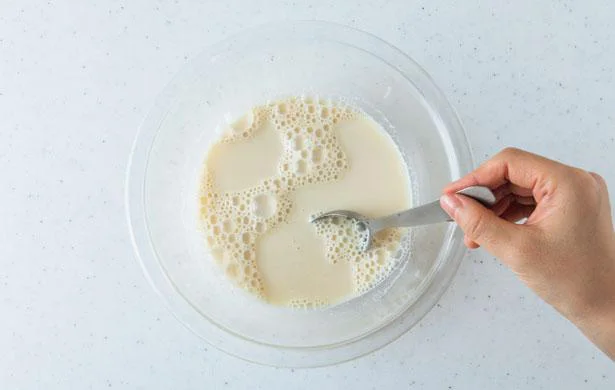 豆乳が熱々になったら、水溶き片栗粉を加えて素早く混ぜ、600Wの電子レンジで1分加熱する。