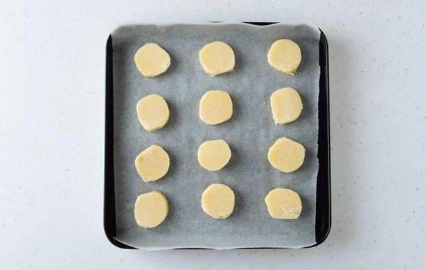 包丁で1cm厚さに切り、200℃のトースターで5分、オーブンの場合は170℃に予熱して15〜18分焼く。