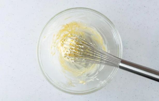 ボウルにバターを入れ、泡立て器でクリーム状になるまで混ぜる。