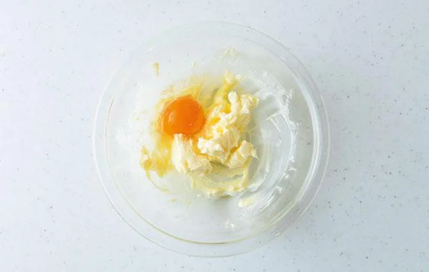 1に卵を加え、泡立て器でよく混ぜる。