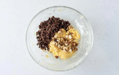 生地の粉っぽさがなくなったら、砕いたチョコレートと、お好みで刻んだナッツを加える。