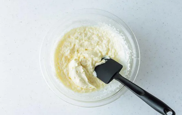 4に3のクリームチーズを2〜3回に分けて入れ、その都度ゴムベラで混ぜていく。