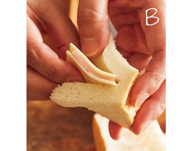 チーズでハムをはさみ、2のパンにはさむ