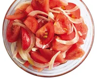 野菜がもりもり食べられる！「トマトと玉ねぎのマリネサラダ」／おいしいがとまらない！ 魅惑のレシピ（7）