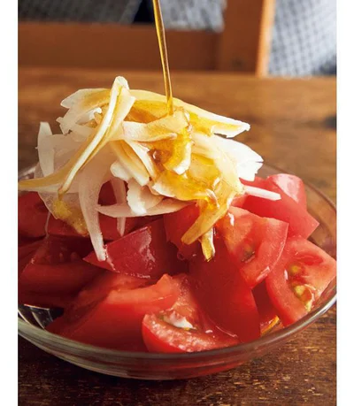 ドレッシングの材料をよく混ぜ合わせてかける