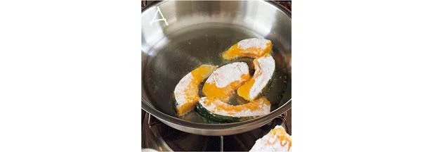 フライパンに深さ5mmくらいの油を入れ、かぼちゃを入れ、途中で返しながら揚げ焼きにする