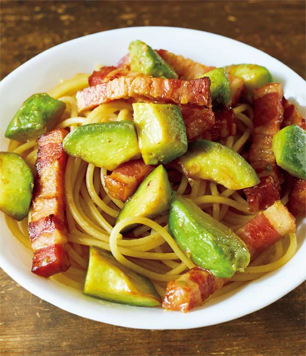 硬いアボカドは加熱しておいしく！ 「アボカドとベーコンのパスタ」／とびきりおいしい家パスタ（1）