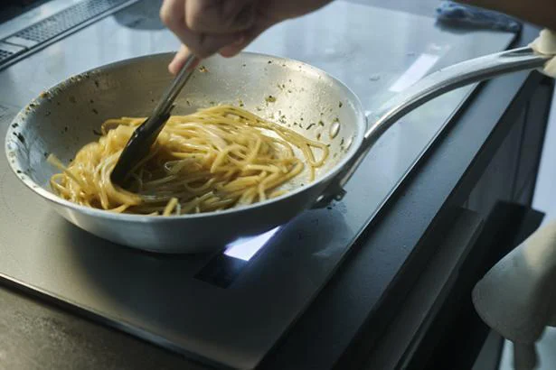 中火にして混ぜて、パスタに水分を吸わせる