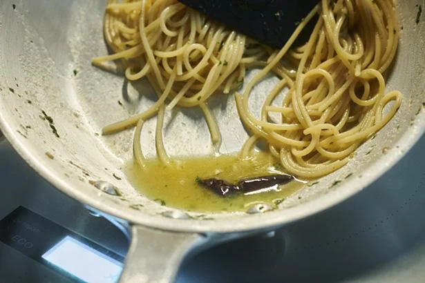 パスタを入れて軽く混ぜる