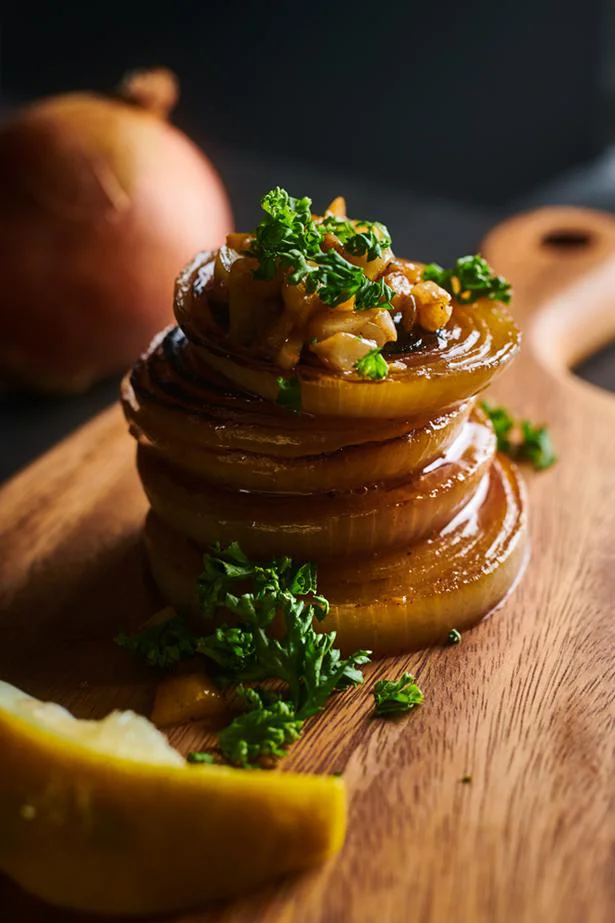 焼き方ひとつで玉ねぎ1個が堂々の副菜に！ 「オニオンステーキ」／プロが教えるおうち格上げレシピ（8）