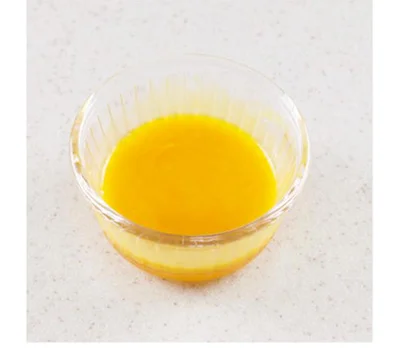 小さい容器に卵黄を入れ、はちみつを加えて混ぜ合わせる