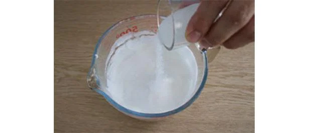 1をハンドミキサーで泡立て、グラニュー糖を5回に分けながら入れる