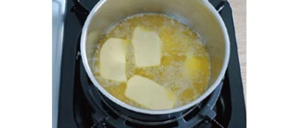 鍋に無塩バターを入れて中火にかけ、焦がしバターをつくる