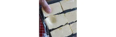 無塩バターは薄く切って指で押して跡がつくくらいまで室温に置く