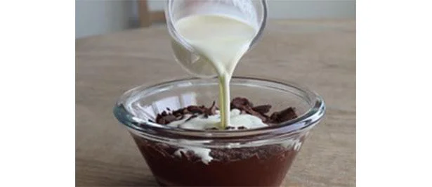 7で細かく刻んだスウィートチョコレート（ガナッシュ用）に湯気が出るくらいに温めた生クリームを入れる