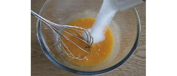 ボウルに卵黄とグラニュー糖を入れ、よく混ぜる