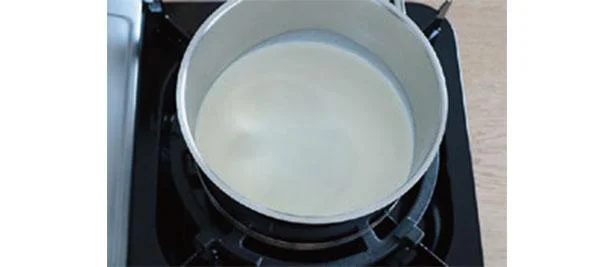 5のグラニュー糖を入れるのと同じタイミングで別の鍋にAを入れて弱火にかけ、やさしく混ぜながら沸騰直前まで温める