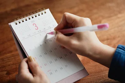 結婚記念日は乳がん検診に行く日。毎年新しいカレンダーを買ったら、忘れないようにその日に丸をつけて。予約を取るのも忘れずに。