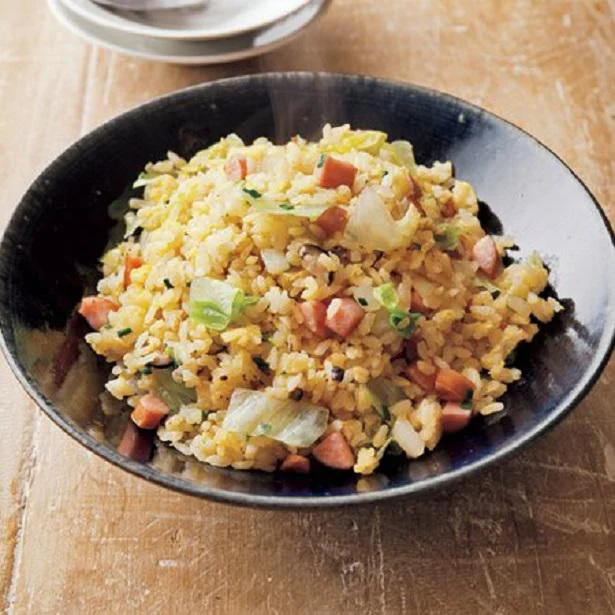 冷蔵庫の残り野菜を全部入れ！ 簡単コクうま「野菜たっぷり黄金チャーハン」