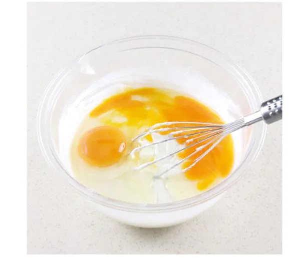 卵と卵黄を一気に入れ、ムラがないようによく混ぜる