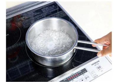 鍋にグラニュー糖と分量の水を入れて混ぜて溶かし、鍋を揺すりながら中火にかける