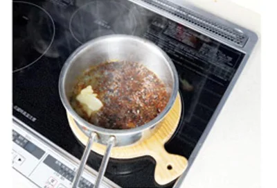 火からおとして手早くバターとバニラオイルを加え、鍋を揺すりながら溶かす
