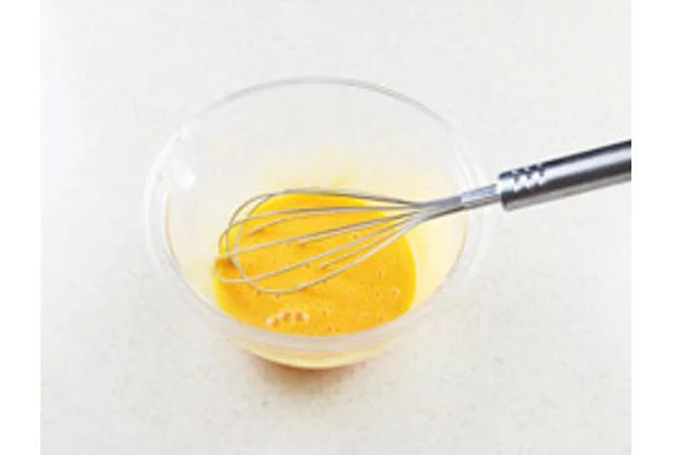 ボウルに卵黄、グラニュー糖、バニラオイルを入れ、泡立て器で白っぽくなるまで混ぜる