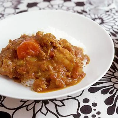 【写真を見る】「チキントマトカレー」