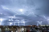 「雷」が発生するのは豪雨が原因ではなかった！そのメカニズムとは／人類なら知っておくべき地球の雑学（72）