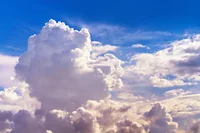 水や氷の粒からできている「雲」は、なぜ空に浮かんでいられるの？／人類なら知っておくべき地球の雑学（74）
