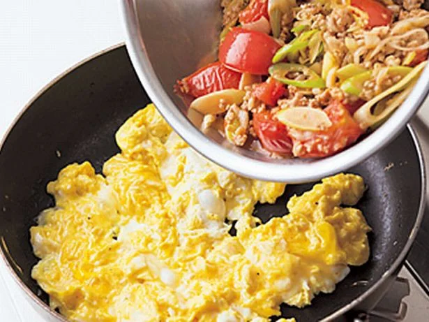 卵が半熟状になったところに、炒めておいた具を加えると、卵がふんわりとしたまま全体を炒め合わせられる