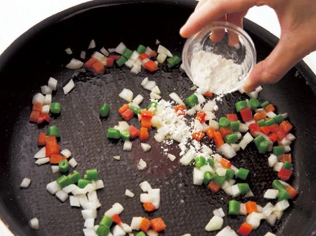 【写真を見る】ソースの野菜は、さっと炒めて小麦粉を加え、シャキシャキとした食感を残して仕上げる