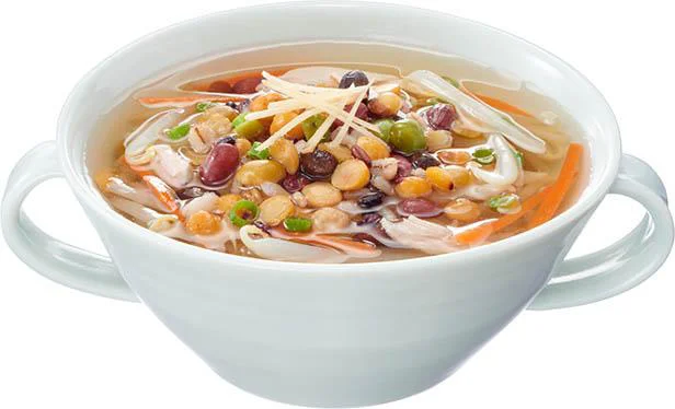 たっぷり野菜に鶏ささみ、豆と雑穀をプラス。しょうがをきかせた「豆と穀物のしょうがスープ」