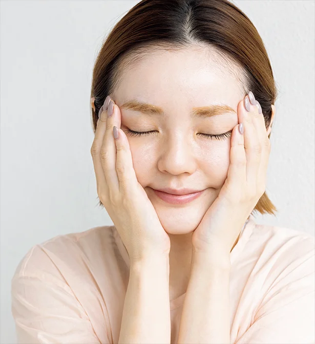 その化粧水のつけ方NGかも！ ちょっとしたことで見ちがえる化粧水のつけ方・STEP３