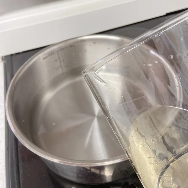 鍋に水1Lとお酢を100ml入れて沸騰させます