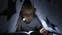 「暗いところで読書」は目が悪くなる？視力低下の本当の原因とは／人類なら知っておくべき地球の雑学（84）