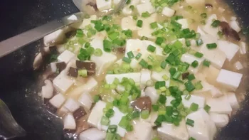 豆腐（若干崩れているのはご愛嬌）と椎茸をさっと煮て、小ねぎを散らせばあっという間に完成