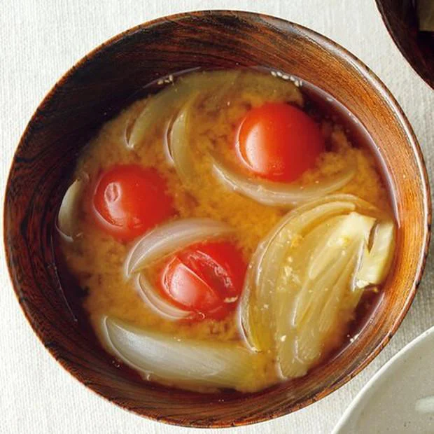 【画像を見る】トマト×みその旨みの相乗効果で深みが増す!「玉ねぎとミニトマトのみそ汁」