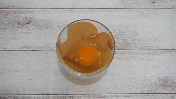 コーヒーフィルターに卵を割り入れる