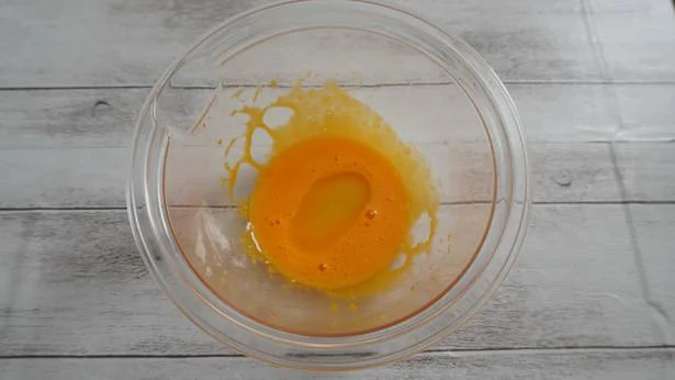 卵黄に塩とレモン汁を加え30秒ほど混ぜる